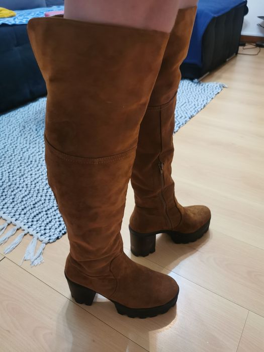 Botas de camurça, até ao joelho.