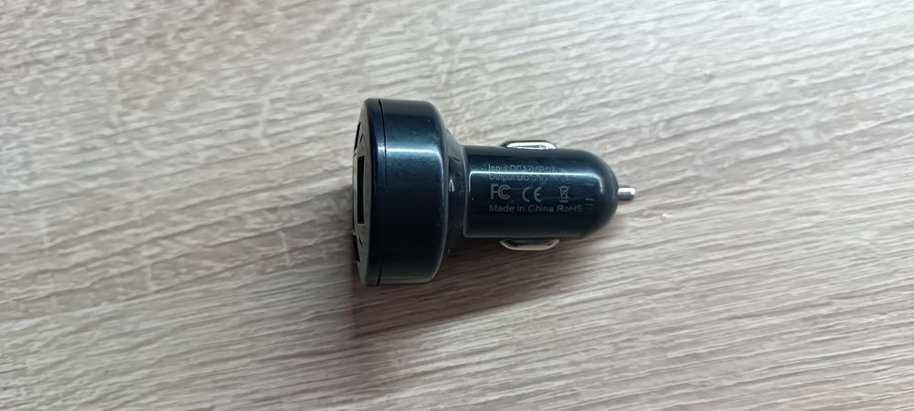 Автомобільний зарядний пристрій