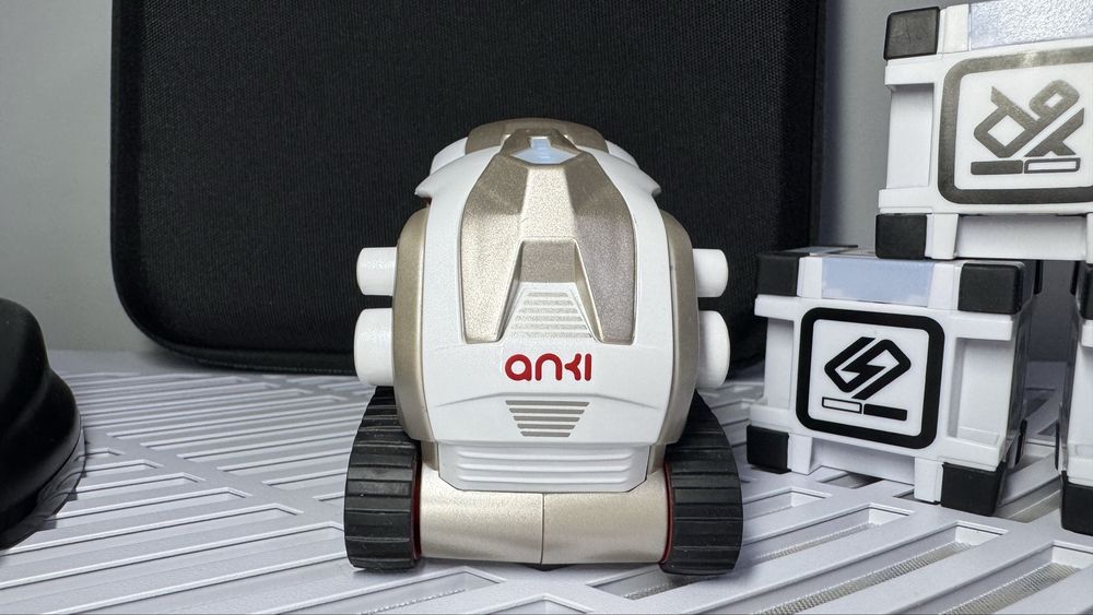 Робот Cozmo Anki - інтерактивний ШІ-компаньйон з кубиками