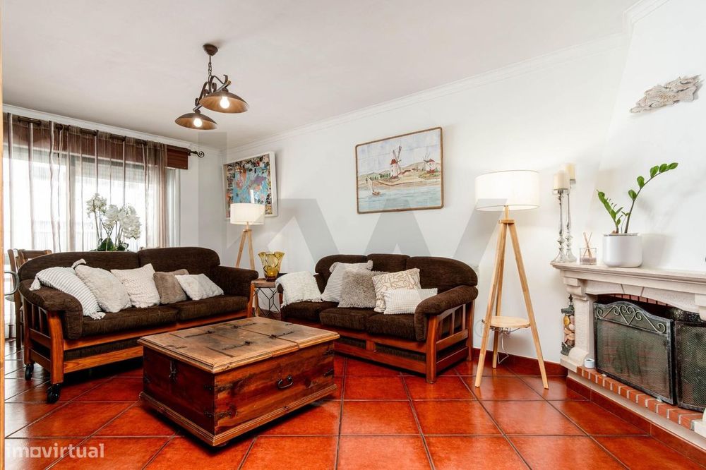 Apartamento T2 com Lareira e Arrecadação, Baixa Banheira — Baixa Da Banheira E Vale Da Amoreira, Setúbal