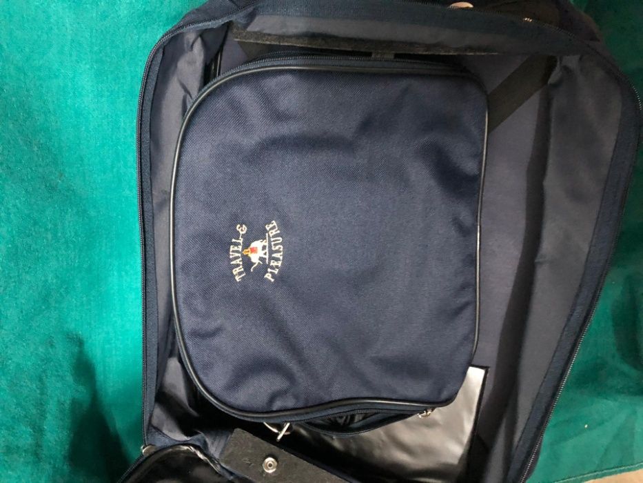 Trolley azul + necessaire da Travel & Pleasure