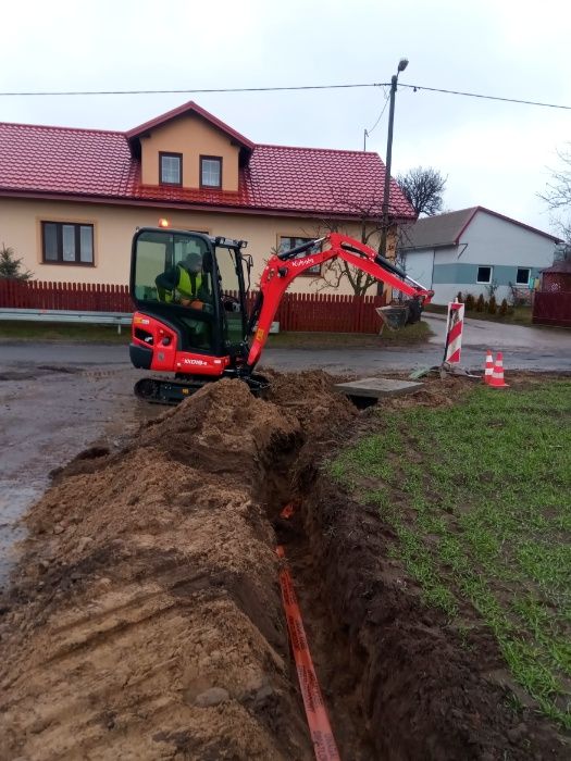 Przecisk kretem, minikoparka, prace ziemne, światłowody