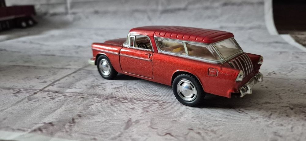 Машинка  Kinsmart 1955 Chevy Nomad, виготовлена з металу в масштабі 1:40.