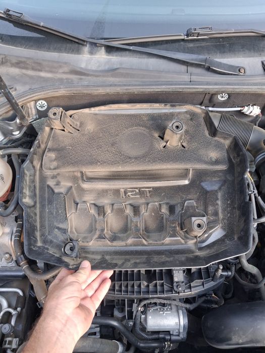 Декоративна кришка двигуна Volkswagen Passat 2.0 TSI 17-23 рік.