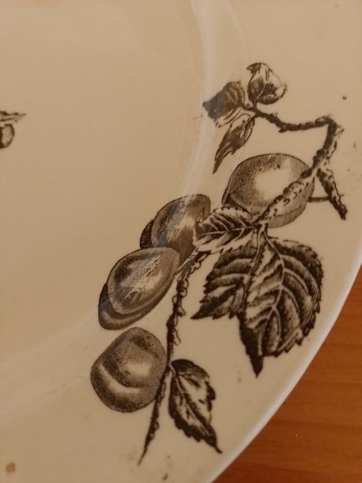 Prato de servir em faiança de Sacavém