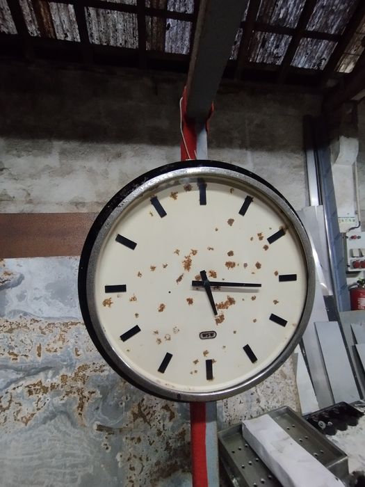 Relógio industrial antigo em esmalte