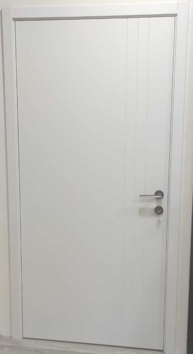 Portas novas ainda fechadas na caixa.