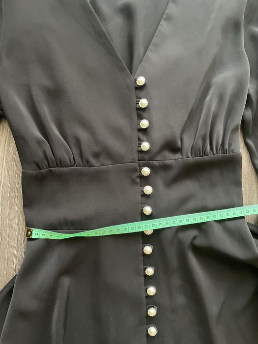 Чорне плаття з ґудзиками