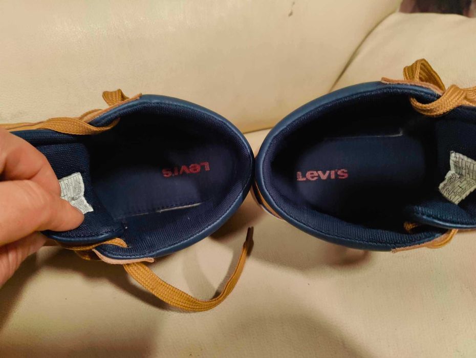 Boas castanhas Levi's tam. 38 de menino