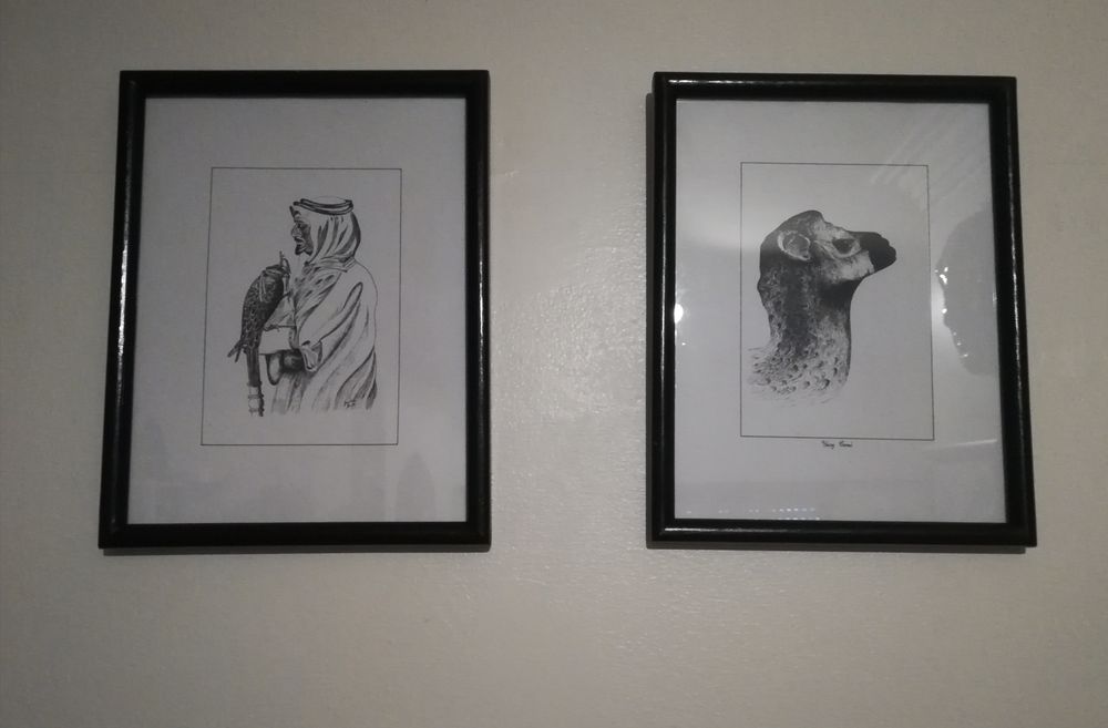 Quadros com desenhos árabes a aparo fino .