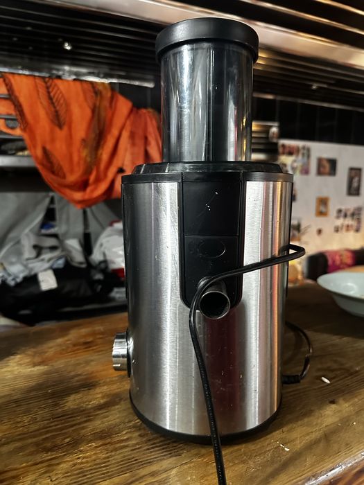 Centrifugadora de sumos BECKEN em aço inoxidável.