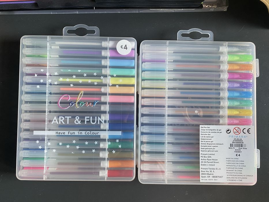 Moldes para desenhar e canetas de gel