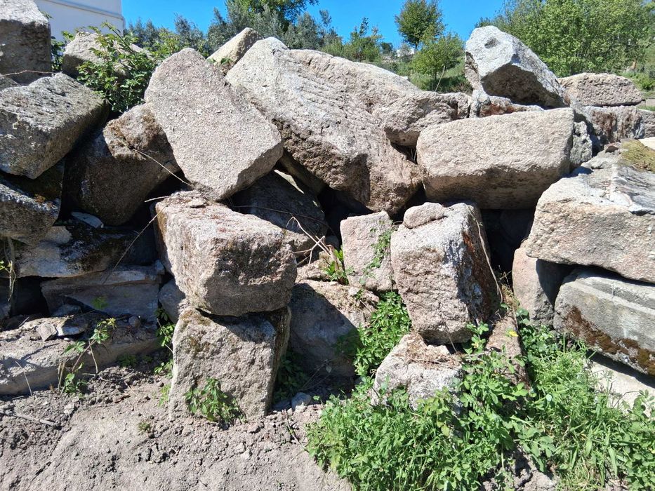 Pedra velha (granito trabalhada)