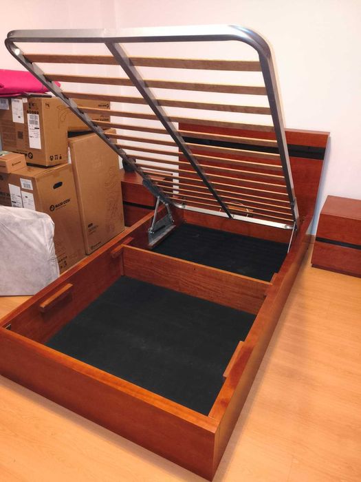 Cama individual elevatória, com arrumação, com colchão e mesa de cabeceira, em cerejeira