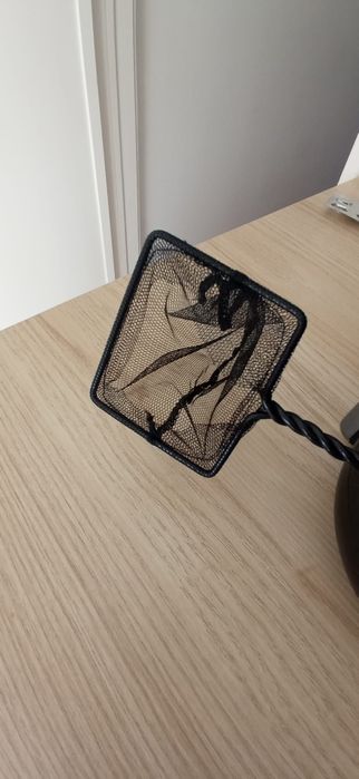 Rede para apanhar peixes no aquário novo