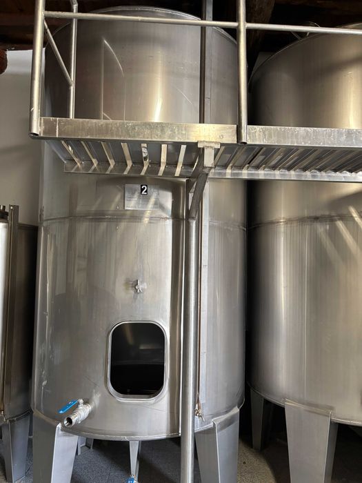 Cubas INOX 5,100 litros cada + Estrutura de Apoio