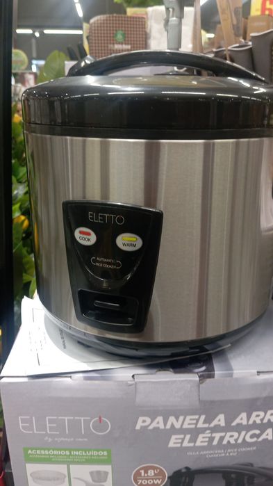 Panela Arroz Elétrica ELETTO com capacidade para 1,8 litros.     Capacidade: 1,8 litros. Potência: 700 W. Acessórios: Inclui acessórios para cozinhar