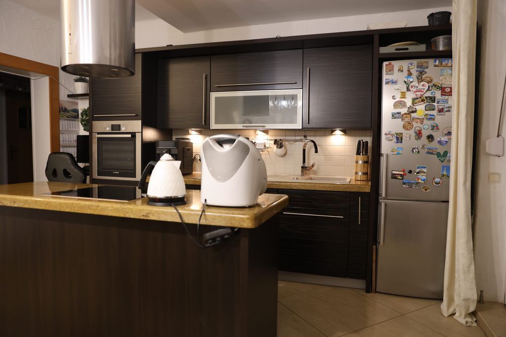 Kuchnia wraz z blatem granitowym i sprzętami