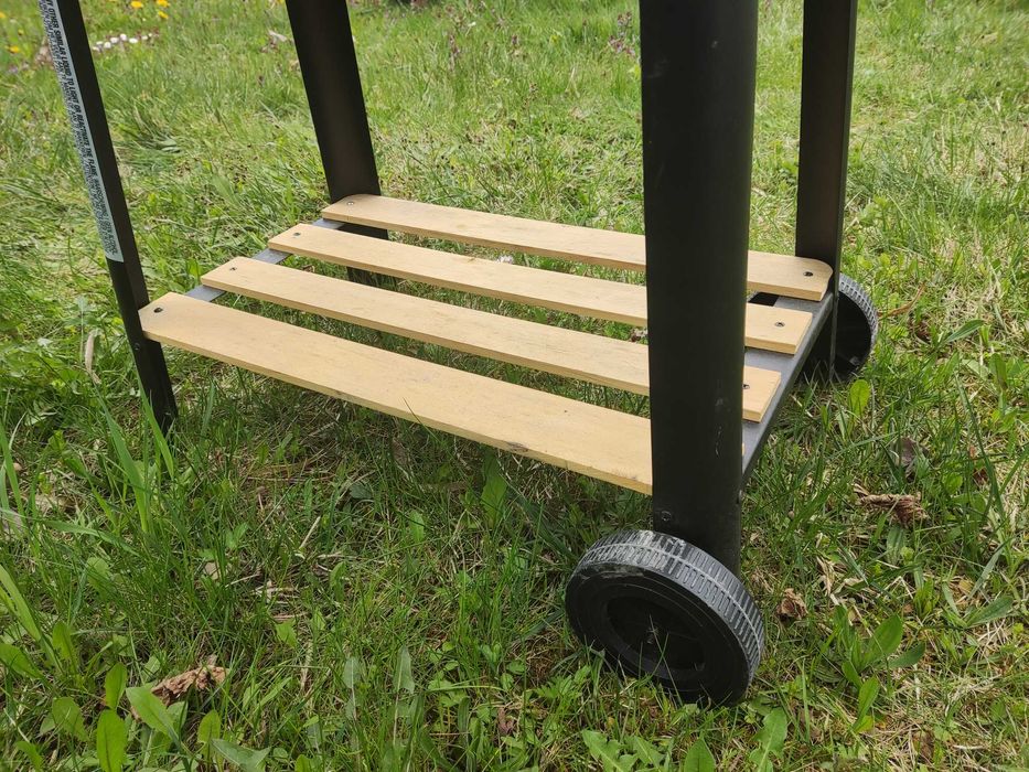 Grill węglowy na kółkach ze stolikiem