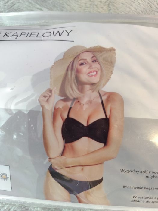 Czarny strój kąpielowy dwuczęściowy ze złotymi drobinkami