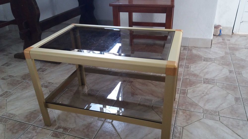 Mesa de centro em aluminio e plástico.