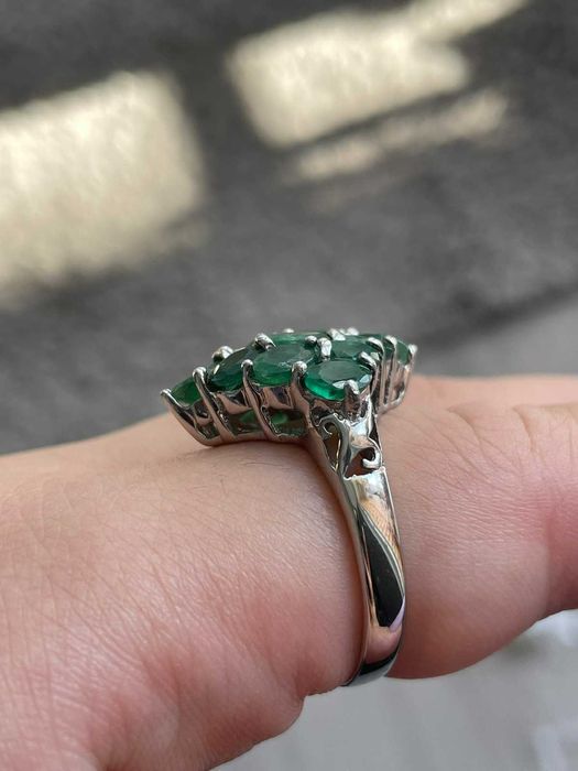 Серебряное кольцо 925 пробы с овальным изумрудом 5x4 мм, размер 18.5