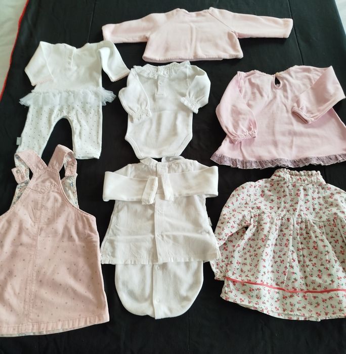 Várias roupas de bebê