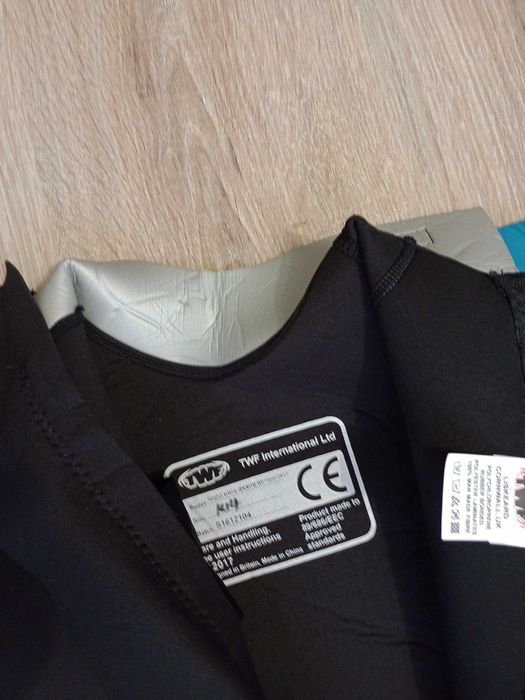 Nowa pianka neoprenowa do pływania 3 mm TWF rozmiar K14 na 12-13 lat