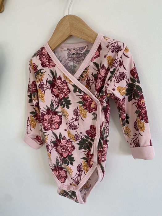 Body tiny one 62/68 w róże jak newbie kwiaty kopertowe