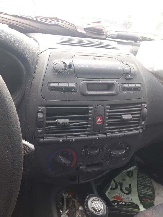 Carro usado com documentos para peças.