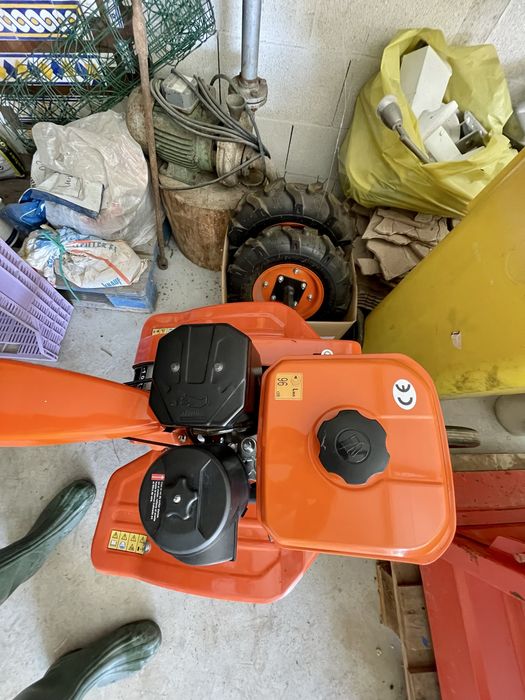 Moto enxada semi nova 2 horas de trabalho