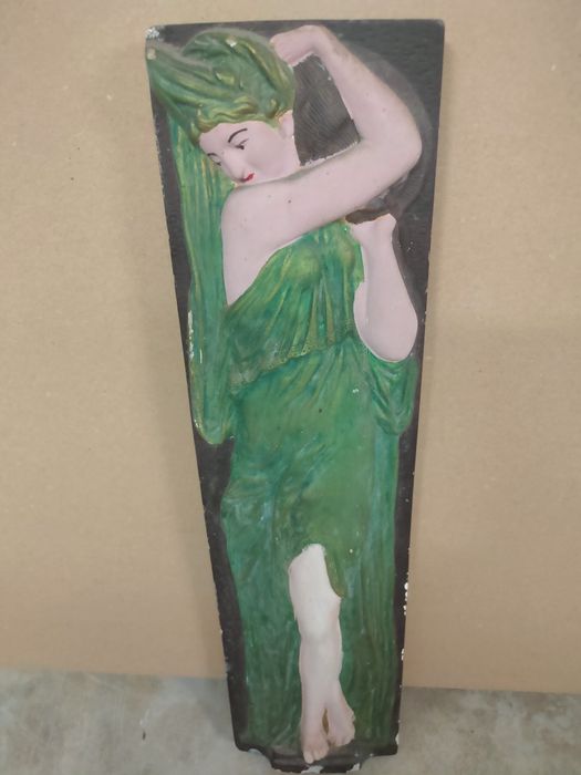 Placa em gesso de figura feminina em relevo.