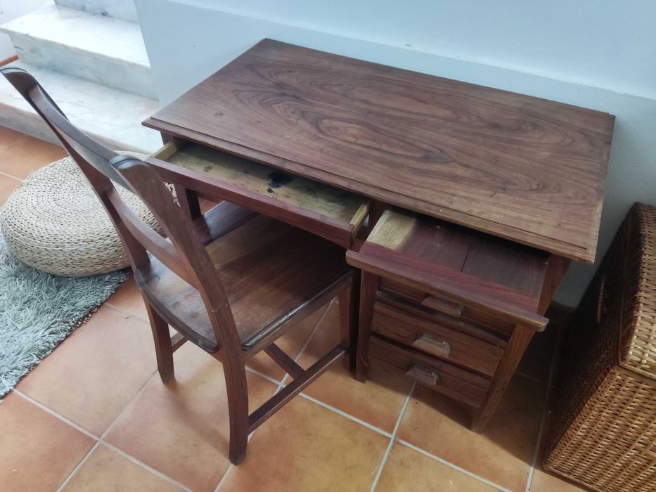 Secretária antiga de nogueira em excelente estado