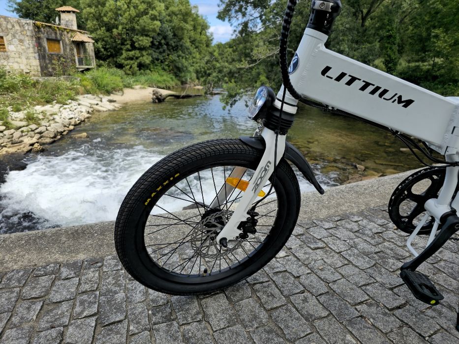 Bicicleta eléctrica dobrável com bateria amovível e motor branco