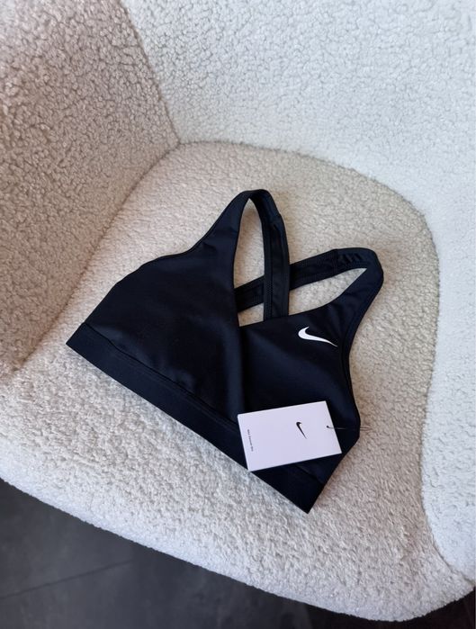 спортивний топ Nike