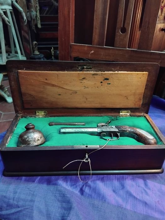 Estojo com pistola antiga de carregar pela boca