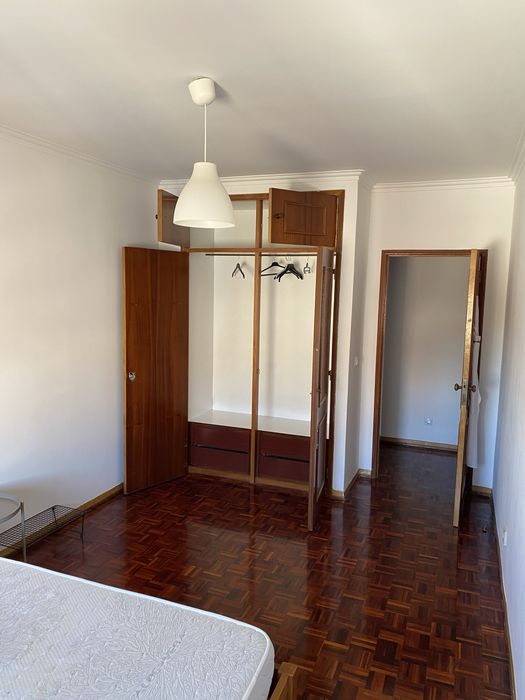 Aluga se Quarto Solteiro no Cacem