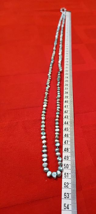 Długi naszyjnik z pereł naturalnych słodkowodnych turkusowych.