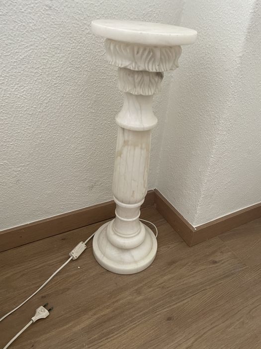 Coluna em pedra eletrificada