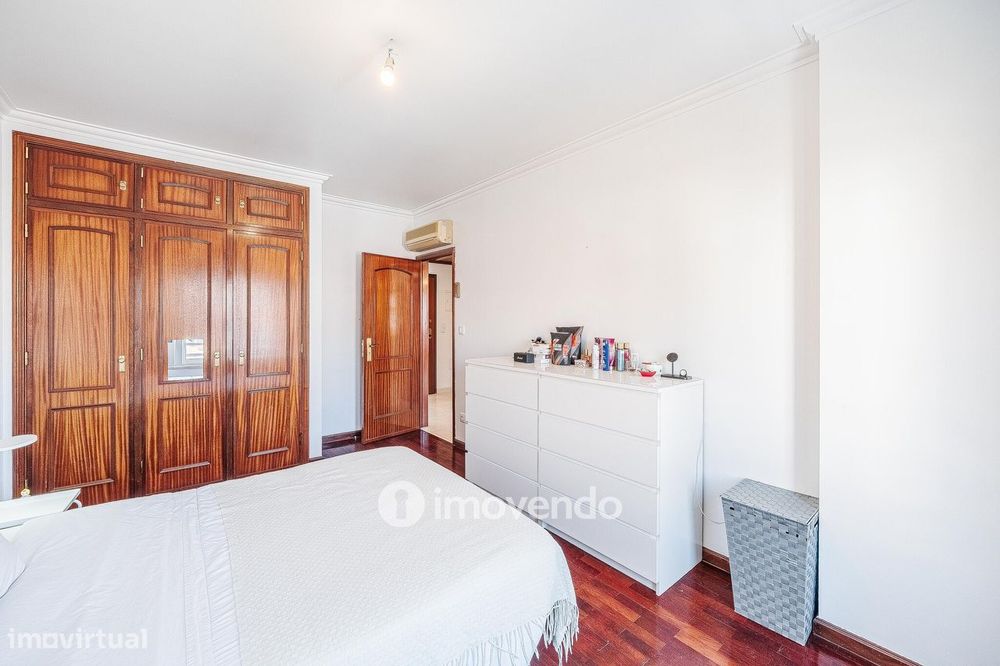 Apartamento T2, com lugar de estacionamento e arrecadação, na Ramada