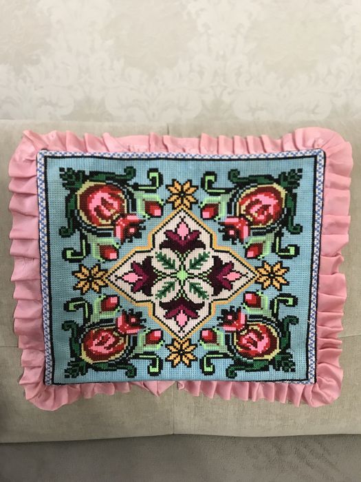 Наволочки вишиті хрестиком на диванні подушки