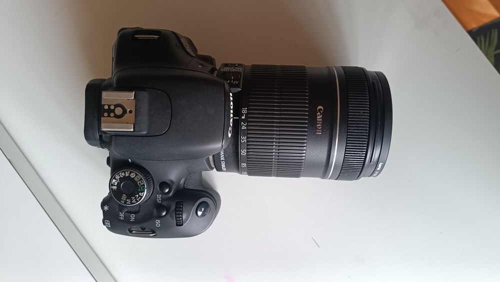 Canon 600D com lente 18-135mm câmara fotográfica
