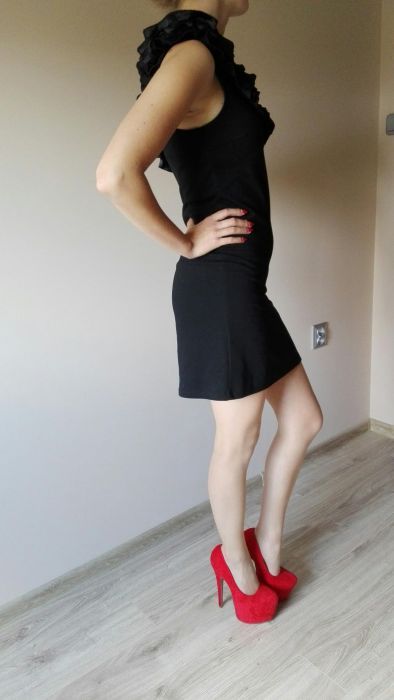 Klasyczna mała czarna elegancka sukienka model na jedno ramię rozm. S