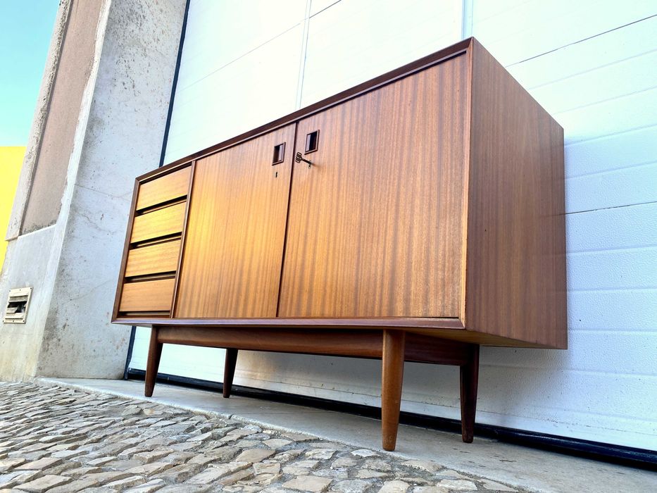 Aparador olaio vintage 150comp x 50prof x 84alt.