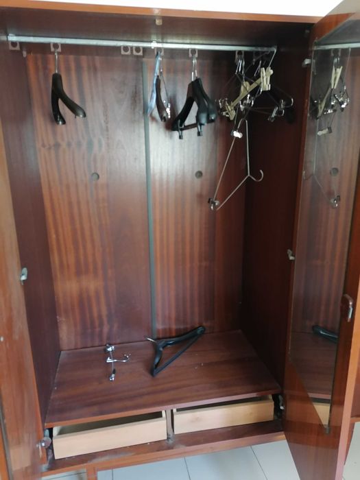 Roupeiro antigo com mais de 40 anos