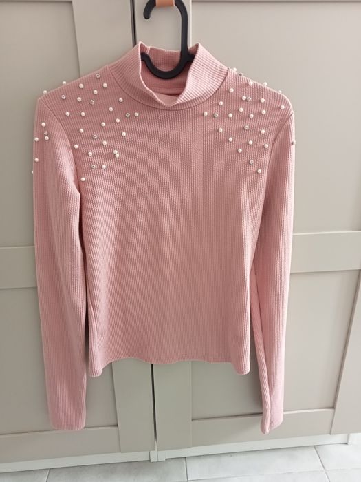 Camisola de malha canelada com pérolas da Bershka