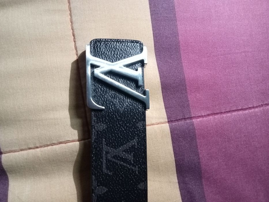 Vende se cinto da LV pois não lhe dou uso , ótimo estado e a bom preço