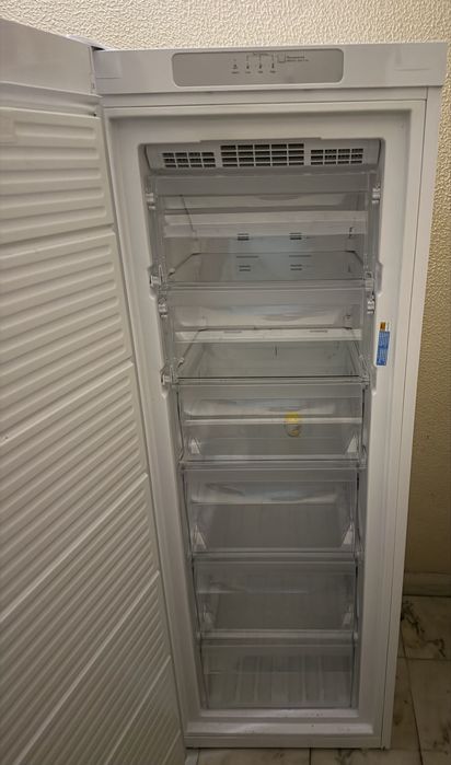 Arca Vertical Indesit UI6F1TW1(em excelente estado)