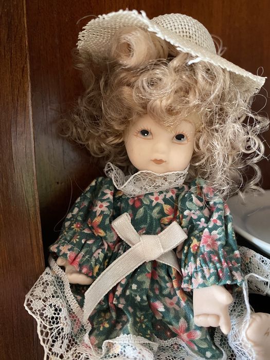 Boneca em loiça pequenina