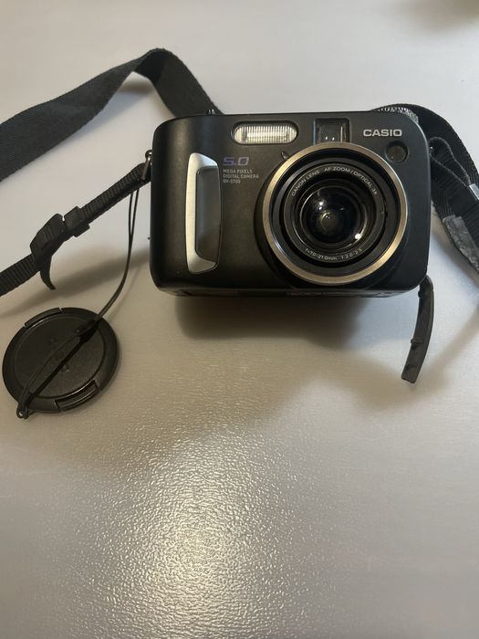 Camara Casio QV QV-5700 5.0MP Digital Camera - Black
